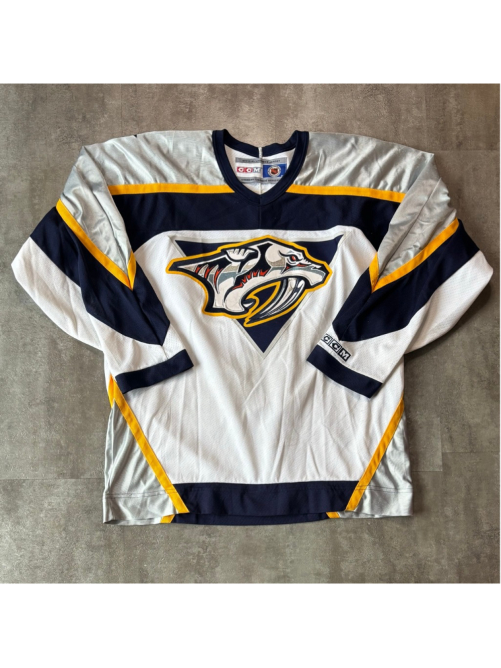 Vintage Nashville Predators CCM Jersey Men’s Medium Maska Made in Canada